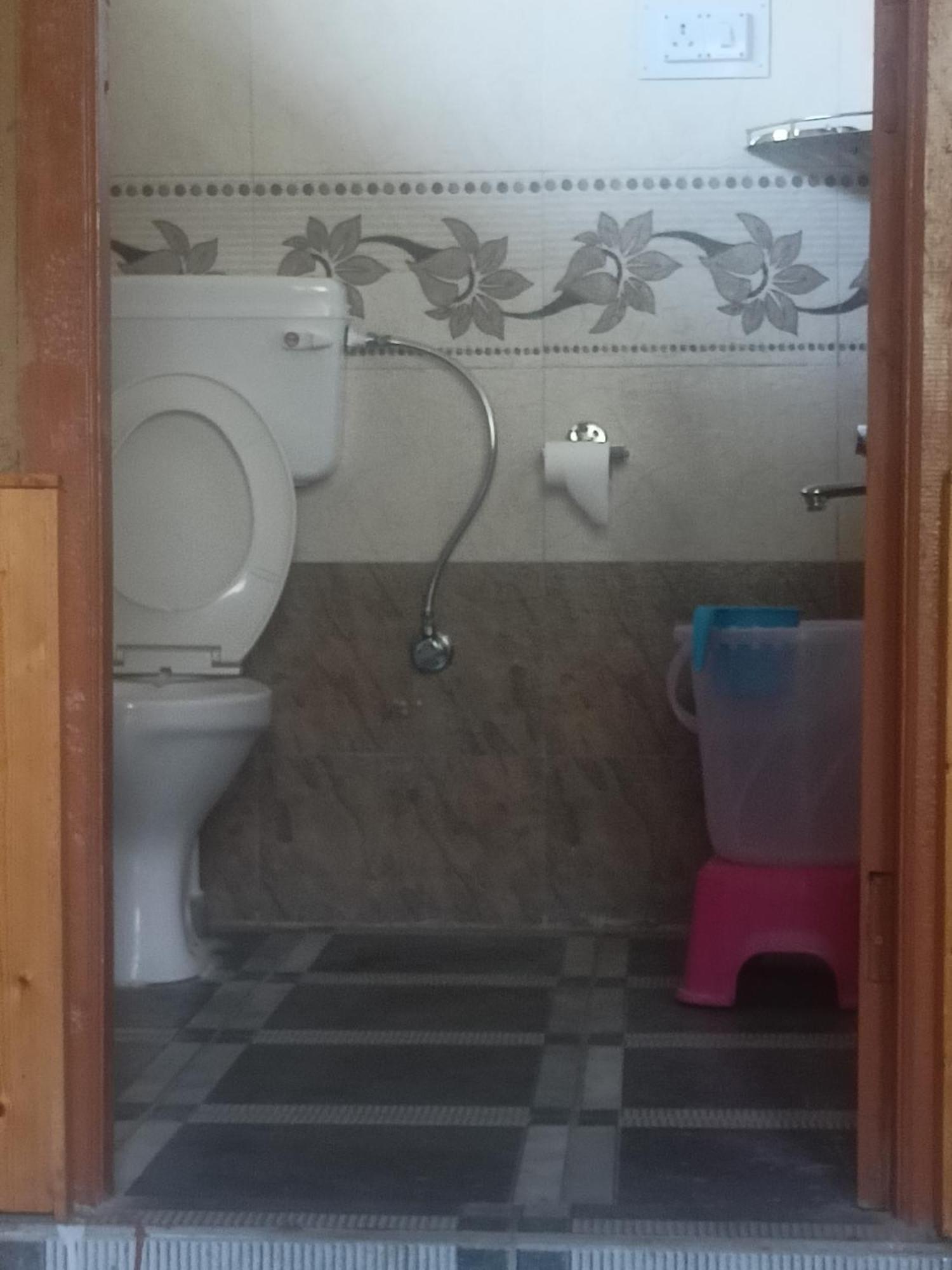 Tirthan Hilltop Home Stay Banjar Bagian luar foto
