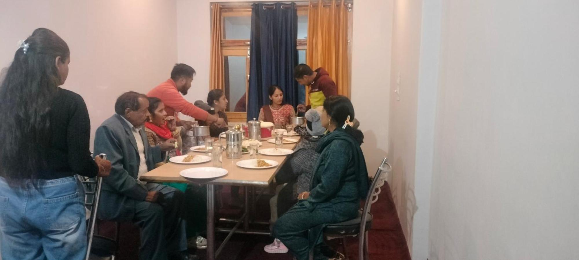 Tirthan Hilltop Home Stay Banjar Bagian luar foto