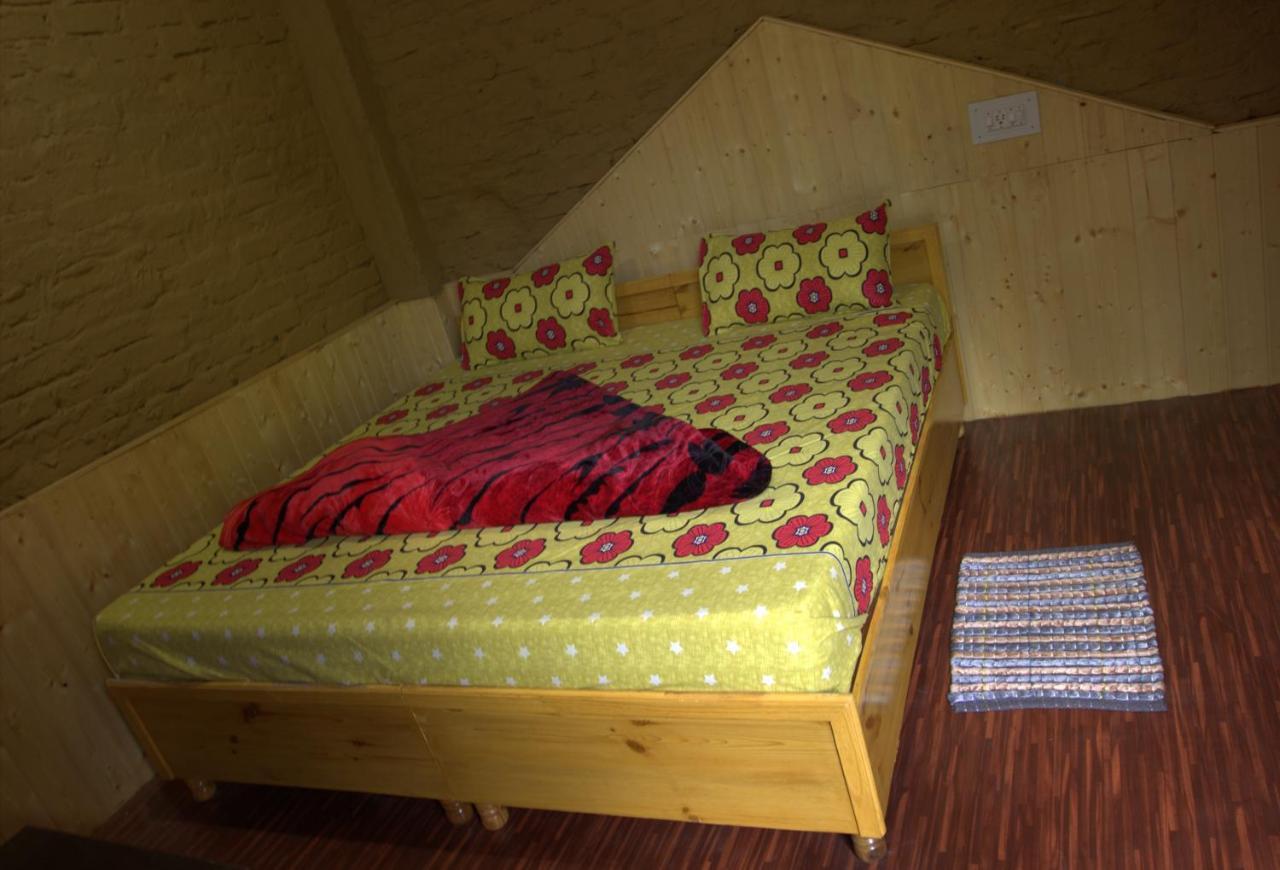 Tirthan Hilltop Home Stay Banjar Bagian luar foto